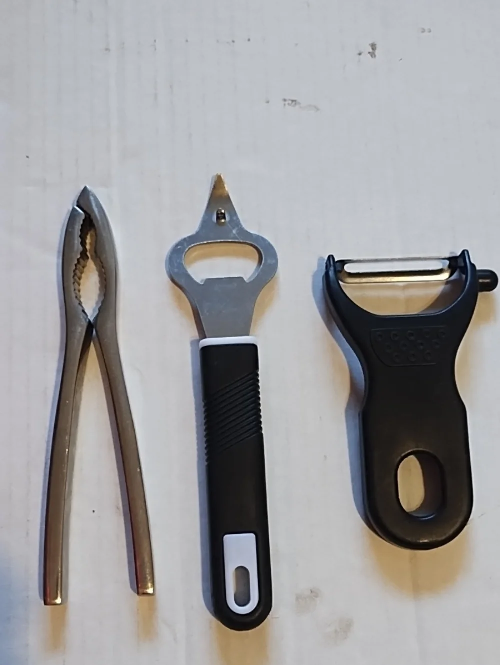 Kitchen Gadget Set with White Citrus Juicer and Garlic Press